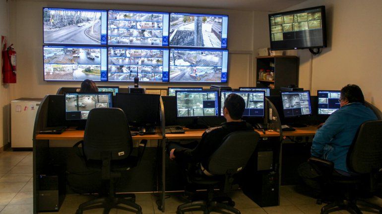El centro de monitoreo funciona en el 11º piso del edificio de la Municipalidad. El personal trabaja todos los días y ya se convirtió en soporte de las investigaciones judiciales.