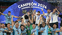 Gabriel Arias, capitán de Racing, levantó el trofeo.