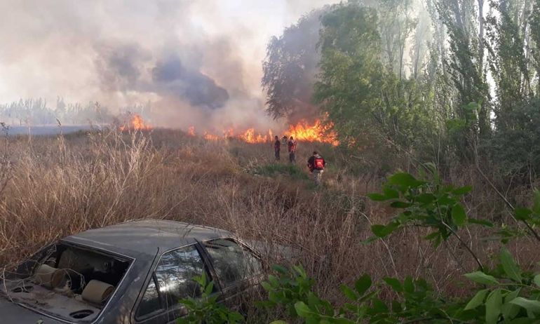 Enorme incendio de pastizales en Santa Elena