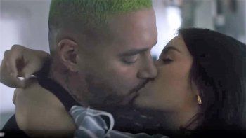 fogosos besos entre lali y j balvin en el nuevo video de montaner
