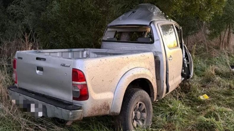 En plena ruta 74, un choque frontal contra un árbol dejó dos víctimas fatales y una mujer en estado crítico. | LMCipolletti.com En plena ruta 74, un choque frontal contra un árbol dejó dos víctimas fatales y una mujer en estado crítico.