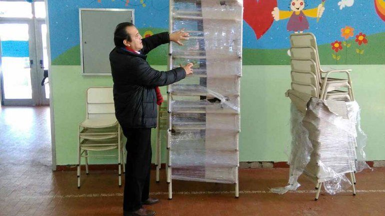 El CPE dice que ya envió sillas y mesas a la Escuela 53