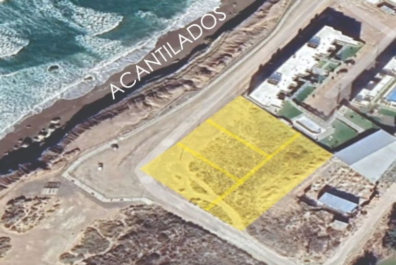 Se trata de terrenos ubicados en la primera línea de la playa, a orillas de mar Atlántico. 