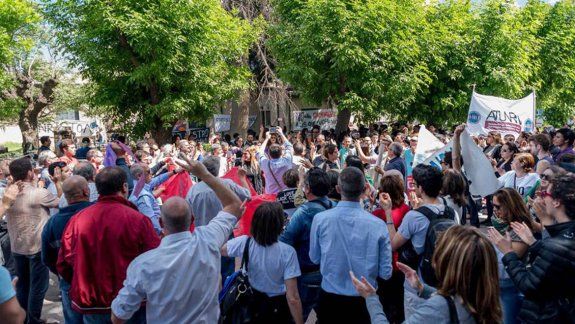 Clima caliente por la toma en la Universidad de Río Negro