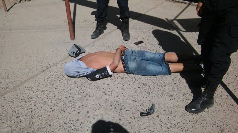 Detienen a joven armado en medio de una brutal pelea 