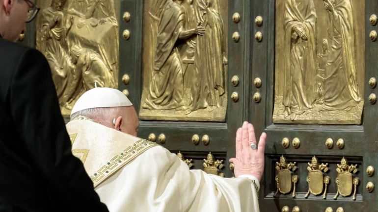 El Papa abrió la Puerta Santa de la Basílica de San Pedro e inauguró el Jubileo 2025