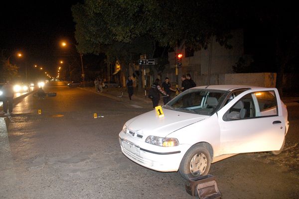 Moto y auto chocaron en la Mariano Moreno