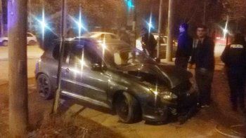 El Peugeot 206 terminó con el capot dañado por el golpe al poste. El Peugeot 206 terminó con el capot dañado por el golpe al poste.
