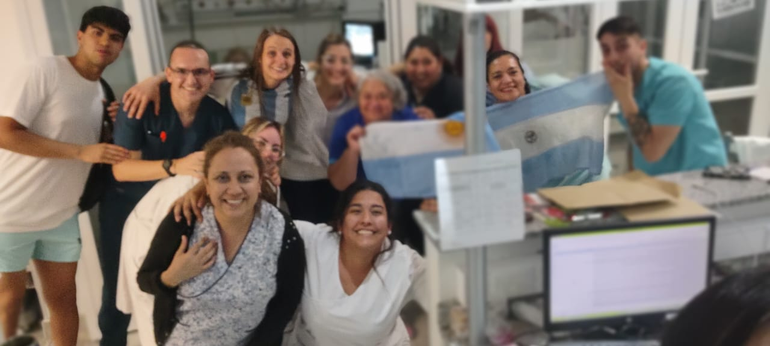 Trabaja en terapia intensiva como enfermera.