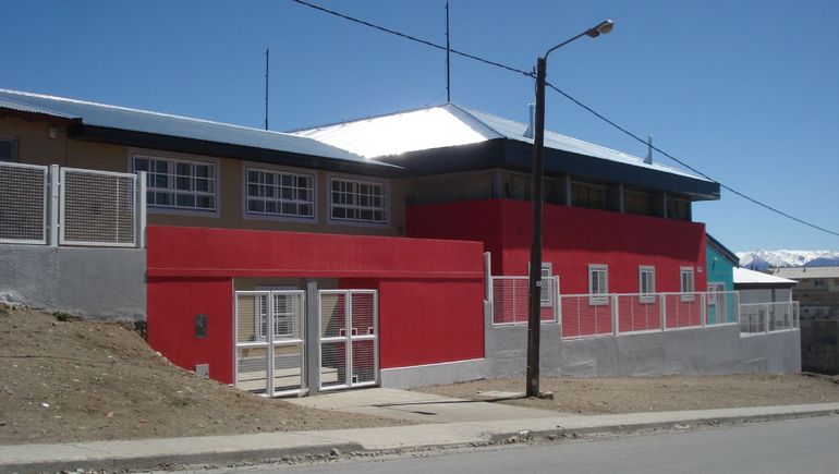 Una mujer agredió e insultó a un compañero de su hija en una escuela