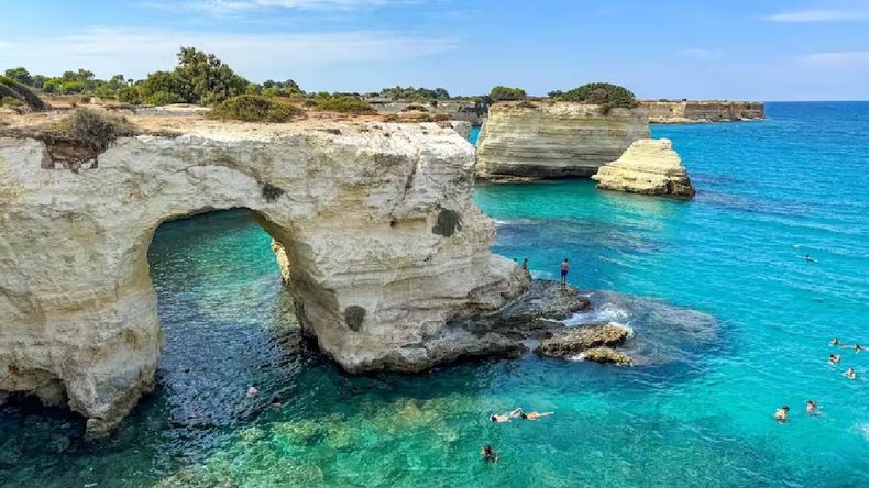 El incónico arco de piedra caliza se derrumbó como consecuencia de las tormentas que azotan el sur de Italia. | LMCipolletti.com El incónico arco de piedra caliza se derrumbó como consecuencia de las tormentas que azotan el sur de Italia.