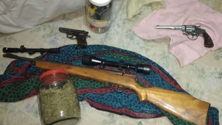 Secuestraron armas y marihuana durante un allanamiento en Fernández Oro