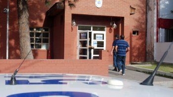 La camioneta Volkswagen Amarok con la que la mujer atropelló a su ex pareja quedó secuestrada en la Comisaría Segunda de Neuquén. 