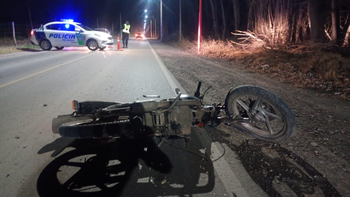 La moto en la que circulaba la joven víctima del trágico accidente.