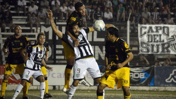 A Taborda lo buscaron todos, pero no fue su noche. En el primer tiempo tuvo algunas chances, pero no pudo convertir.