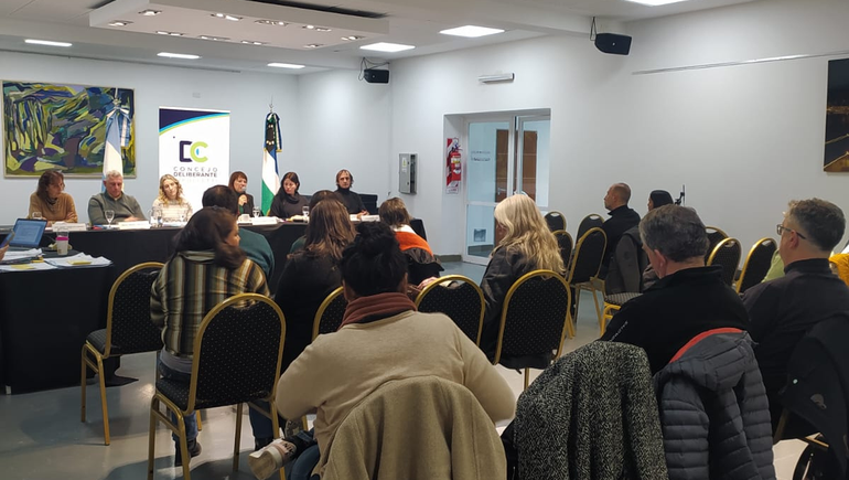 Durante la sesión, estuvo presente la secretaria de Hacienda, Isabel Tipping quien confirmó el superávit de $5.600 millones. Durante la sesión, estuvo presente la secretaria de Hacienda, Isabel Tipping quien confirmó el superávit de $5.600 millones.