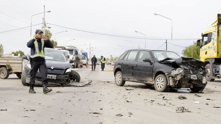 Los dos autos que chocaron en el cruce de la Ruta Nacional 151 y Mariano Moreno terminaron con importantes daños en la parte delantera.