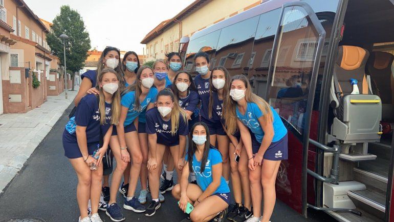 La delegación argentina con la cipoleña Paredes en su eterna escala en Madrid.