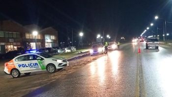 Policías del Destacamento Especial de Seguridad Vial de El Bolsón le salvaron la vida a la criatura que se ahogaba. 