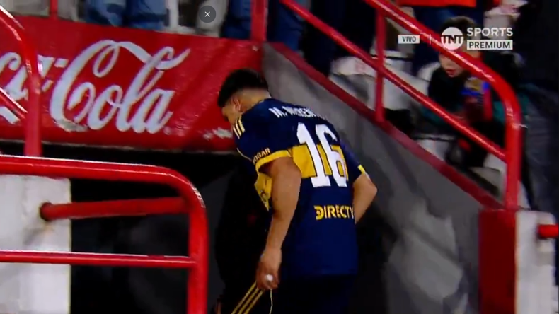 Miguel Merentiel fue sustituido en Boca y se fue al vestuario.