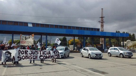 Los docentes cipoleños marcharon en los puentes carreteros
