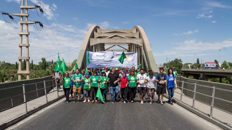 Diferentes gremios se movilizarán al puente que une Cipolletti y Neuquén.