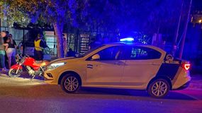 Chocaron una moto de la policía en una infernal persecución durante la madrugada