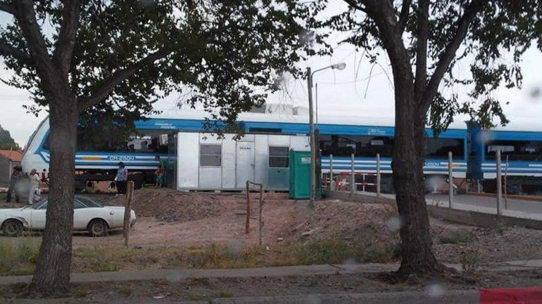 Borracho, cruzó las vías sin mirar y lo atropelló el tren