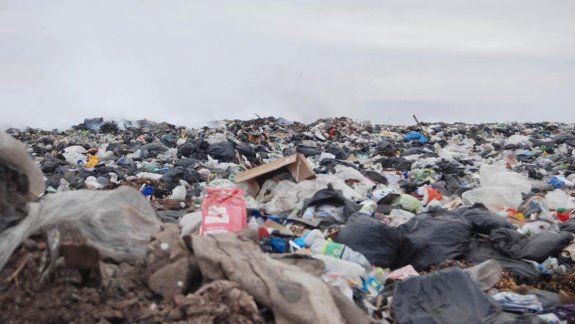 En el vertedero público hay capas de residuos de 5 metros de altura.