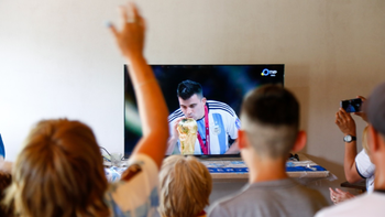 ¡para llorar! la videollamada del huevo acuna y su familia tras ganar el mundial