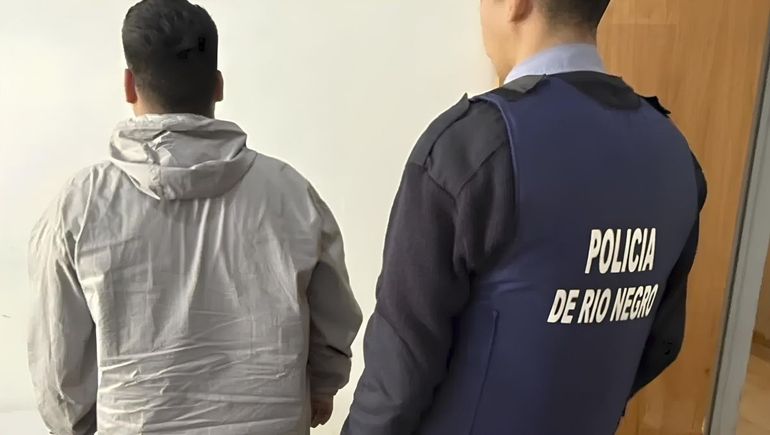 Mauricio Samuel Castillo se entregó el martes en la Comisaría 3ra de General Roca. Está acusado de haber asesinado de un disparo en el pecho a una mujer de Allen.