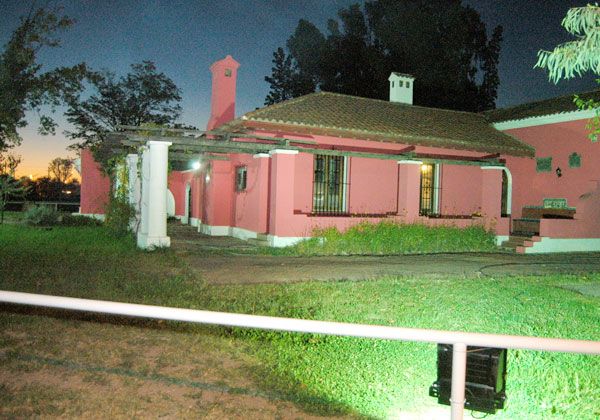 Reflectores nocturnos destacan las instalaciones del museo