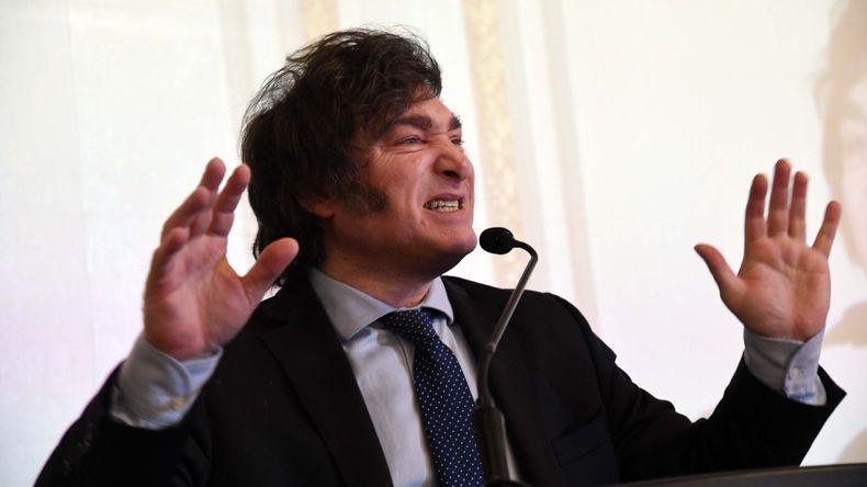 Javier Milei insiste con la dolarización, aunque algunos de sus funcionarios aseguran que no ocurrirá.