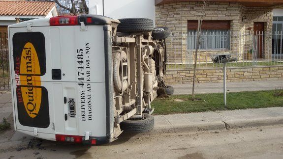 El violento accidente ocurrió por la madrugada en calle Lisandro de la Torre.