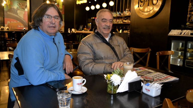 Amigos son los amigos en los bares cipoleños.