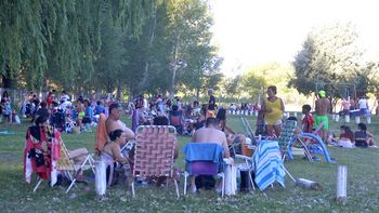 la isla desbordo de gente en la calurosa tarde de navidad