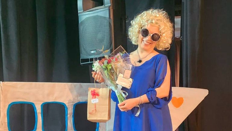 Myrian, con su regalo. Todo fue a su medida en el último acto.