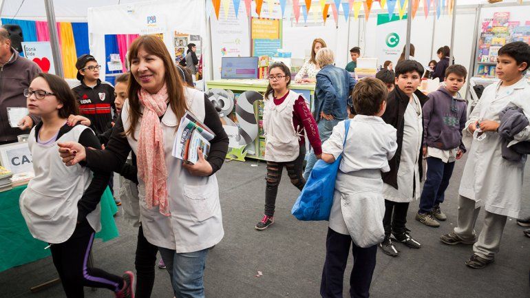 Por las mañanas alumnos de diferentes escuelas de la ciudad copan el predio de la Feria del Libro.