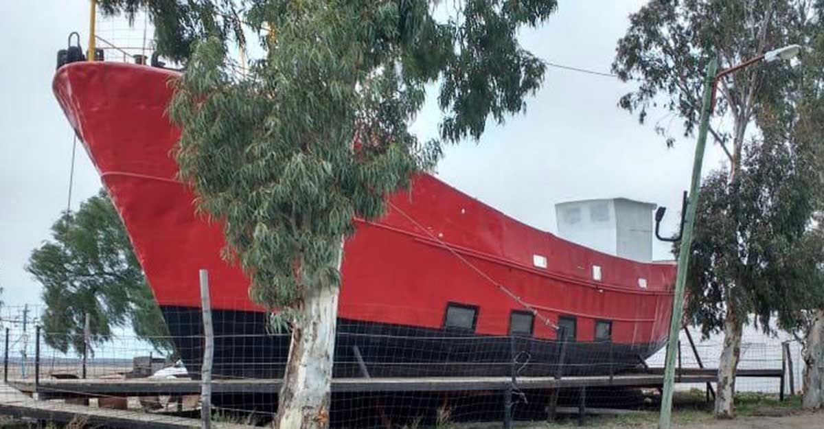 Petrolero convirtió un barco pesquero en un original resto-bar