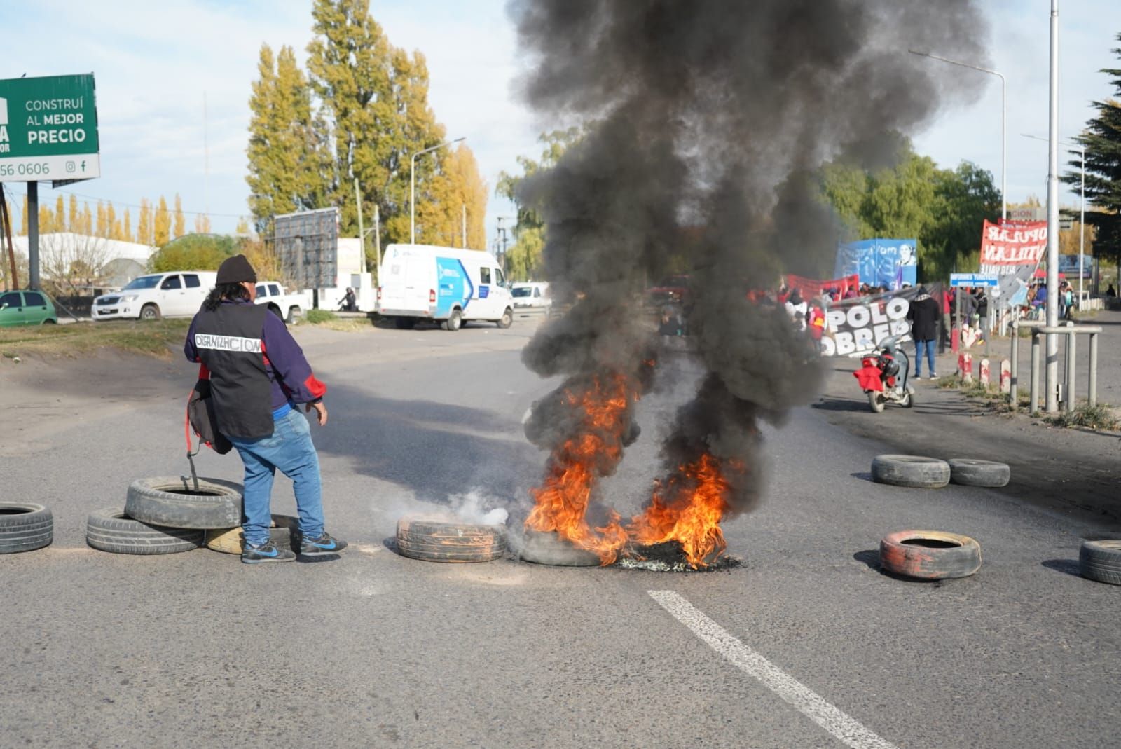 Organizaciones sociales marcharon a los puentes y provocaron demoras en la rotonda, hacia Ruta 151.