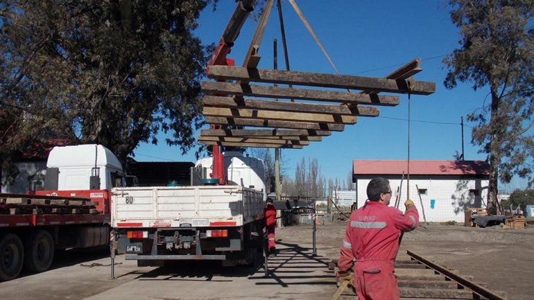 Vías y durmientes llegaron ayer al espacio que se convertirá en paseo.