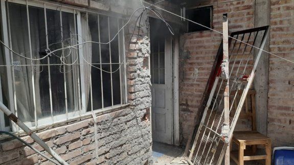 Policías rescataron a tres niños de un incendio 