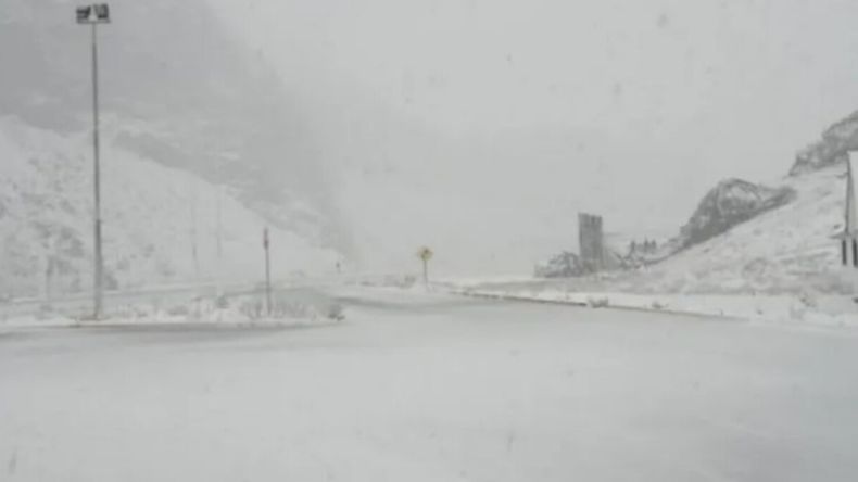 Fin de semana largo bajo alerta: fuertes ráfagas, nevadas, viento blanco y tormentas