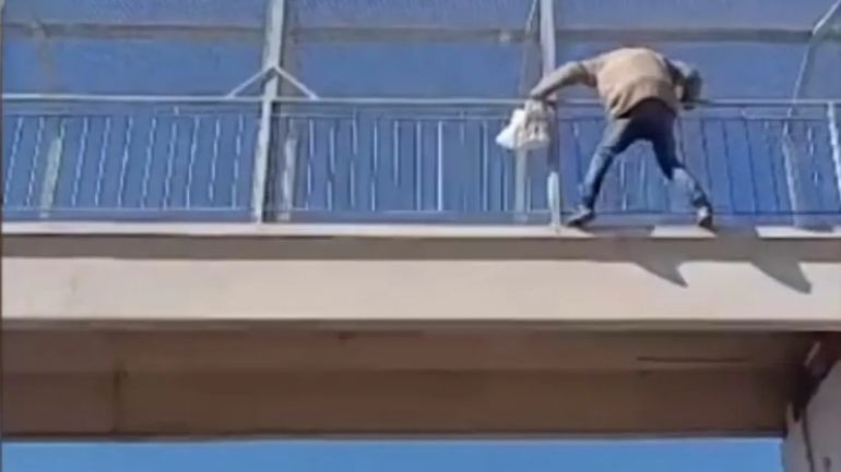 Quiso arrojarse de un puente en la Ruta 22 y lo salvaron