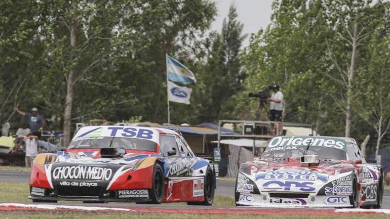 El piloto rionegrino mejoró el tiempo del viernes y subió cinco posiciones. Hoy larga 6º en la segunda serie.