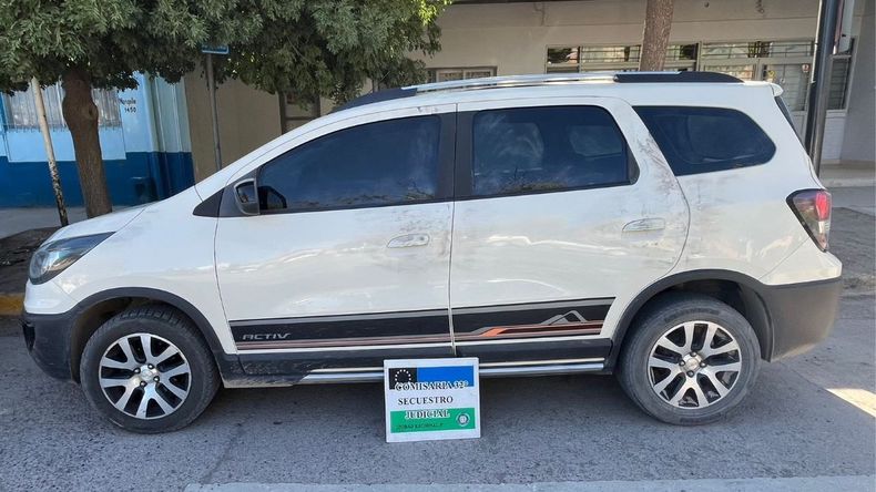 Un auto robado en Neuquén apareció abandonado en un barrio de Cipolletti