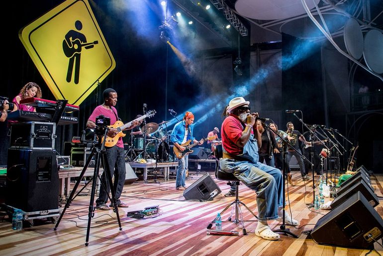 El domingo 9 contará con la presentación de la Fundación Playing for Change,  un proyecto multimedia que utiliza la música para conectar a distintos artistas alrededor del mundo para romper barreras.