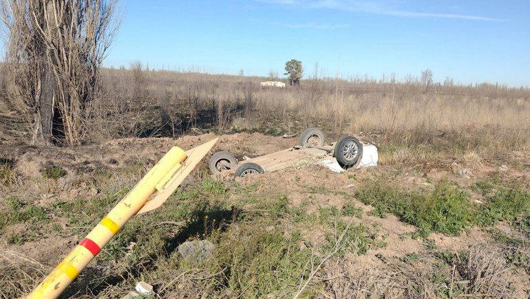 Ruta 65: robó un taxi, la Policía lo persiguió y volcó
