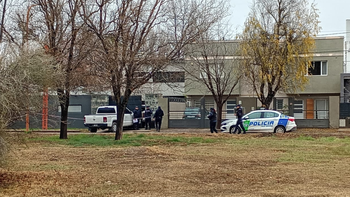 Policía trabaja en la vivienda donde ocurrió el tiroteo. Policía trabaja en la vivienda donde ocurrió el tiroteo.