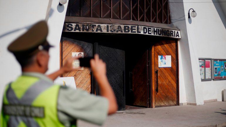 Una de las iglesias atacadas ayer en un barrio de Santiago.